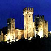 veduta notturna del castello di Valeggio